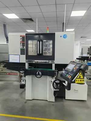 2750X2100x2430mm Totale Afmetingen Oppervlakteslijpmachine met 1,1KW Slijpkopmotor en Tafelsnelheid van 0-3m/min